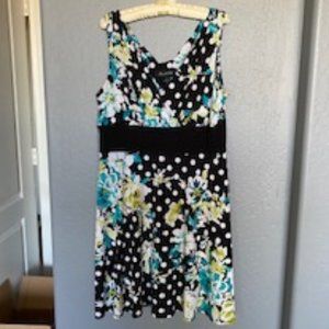Pretty sleeveless mid-length dress
